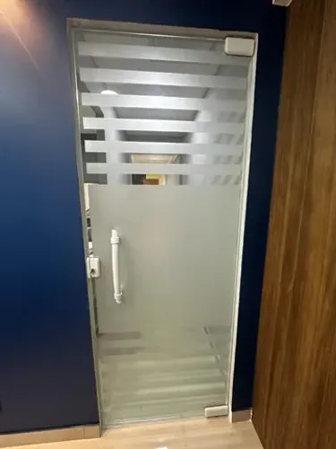 Porta de vidro com jateamento