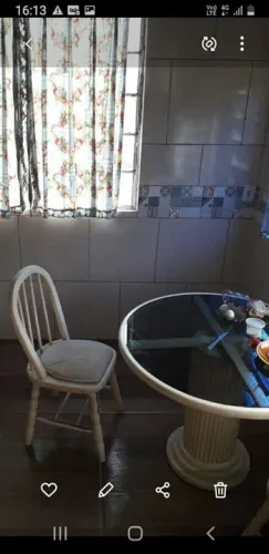 Vendo mesa,e 2 cadeiras.