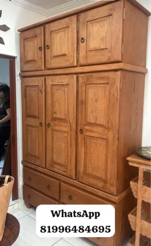 Guarda-roupa de madeira maciça