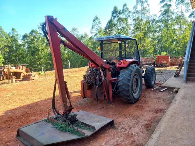 Trator Massey Ferguson com Roçadeira