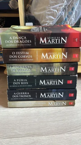 Box de livros - game of thrones ?as crônicas de gelo e fogo? + O cavaleiro dos sete reinos