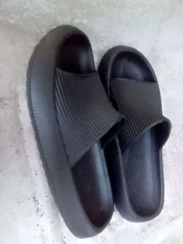 Vendo uma sandália, marca Yvate, tipo nuvem, tamanho 38, cor preta
