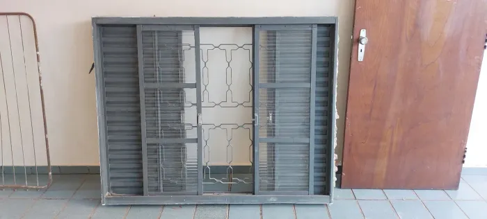 Janela veneziana sasazaki com vidro