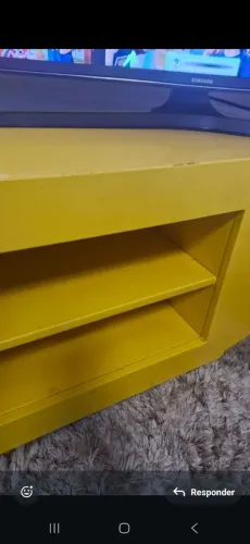 Rack amarelo moderno com prateleiras