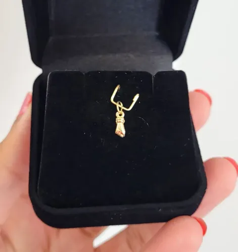  Pingente Figa micro em ouro 18k