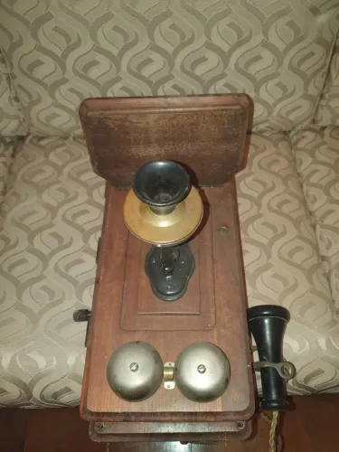 Telefone Antigo de Parede em Madeira