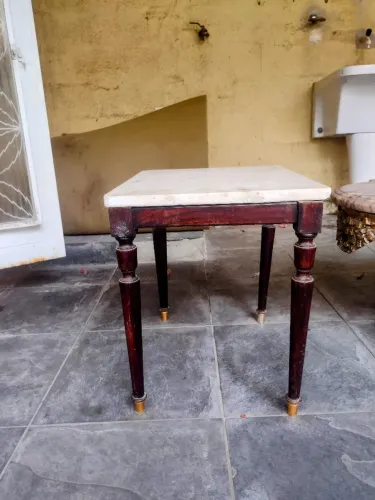 Mesa de Canto com Tampo de Mármore