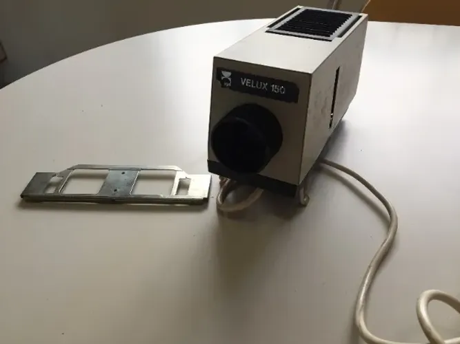 Projetor de Slide - Velux 150 - usado - bem conservado