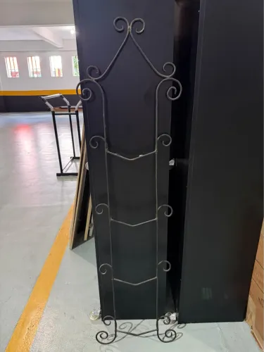 Suporte de ferro para pratos ou quadros + 4 organizadores 