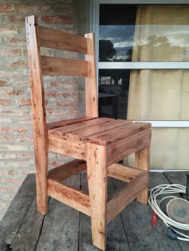 Cadeira em madeira de pallets 