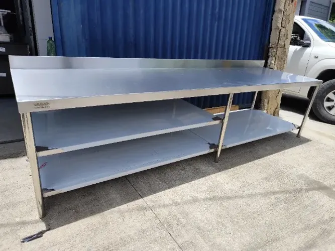 Bancada de Inox Industrial 1,80m com Design Robusto