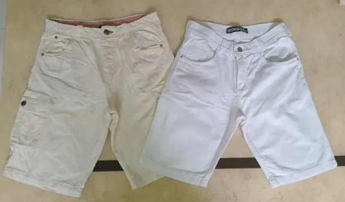 Desapego 2 bermudas usadas tamanho 40 branco (seminova) e creme (com defeitos)