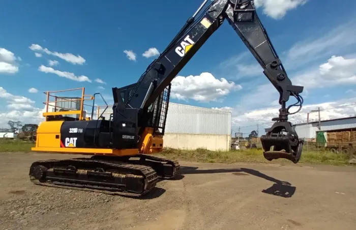 Escavadeira Caterpillar 320D ano 2015, com garra florestal, ar condicionado , em SC 