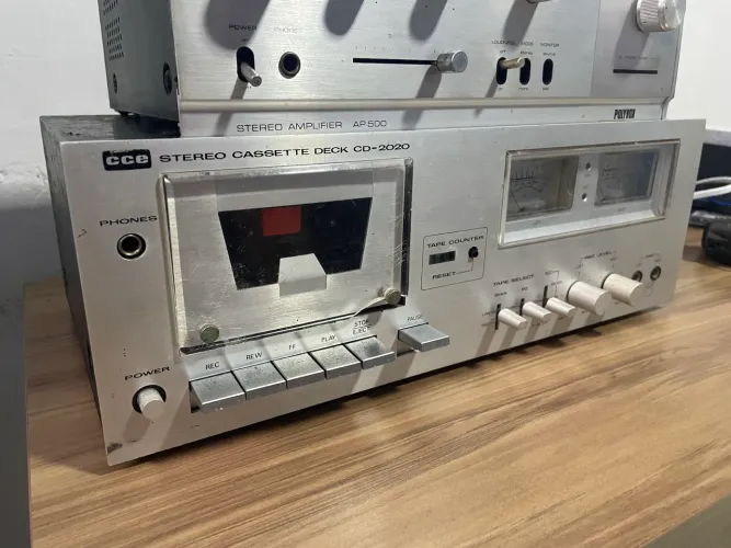 Som antigo, tape deck e força