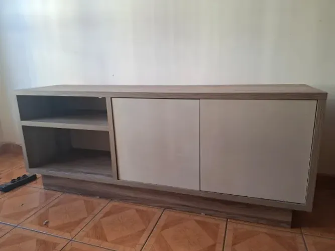 Rack para sala com duas portas e abertura inteligente