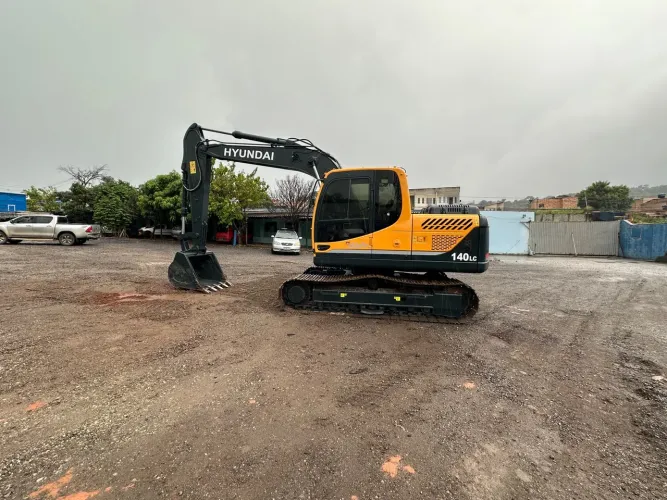 Escavadeira Hyundai 140 2020