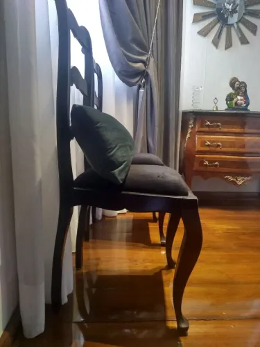 Icónicas cadeiras em laca preto