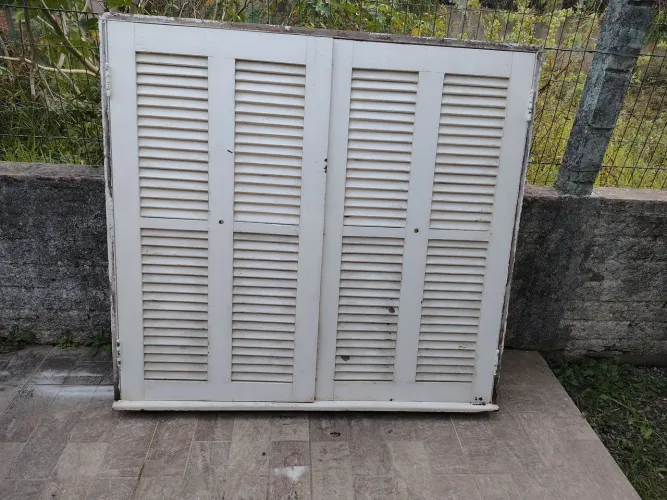 Vendo Janela de veneziana de madeira 