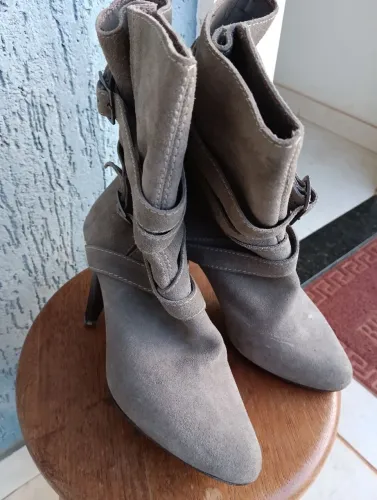 Bota cano curto cinza 37couro/nobuck, salto médio Alleato detalhes amarração 