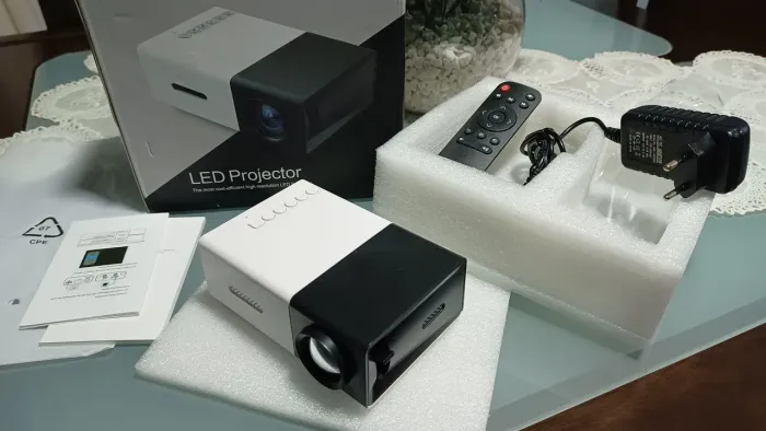 Mini Projetor LED USB Controle Remoto