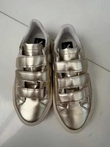 Tênis vert dourado feminino 