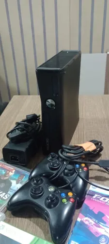 Vendo Xbox 360 2 controles completo mais jogos