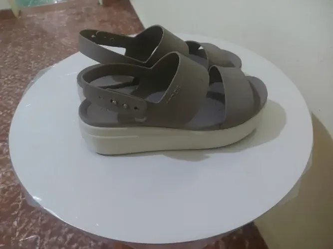 Sandália Crocs bege semi-mova número 35