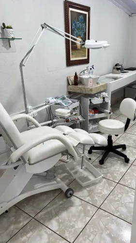 Cadeira Podologia Elétrica kit c/ exaustor, mocho e bandejas inox no fixador!