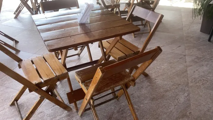 Conjunto de mesa e cadeiras de madeira dobráveis
