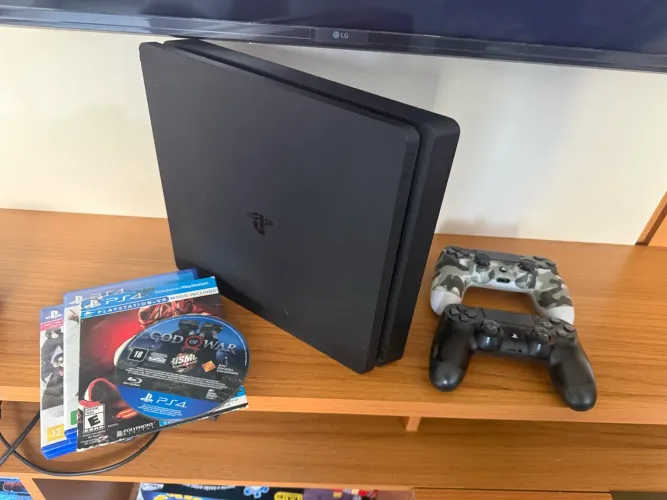 PS4 SLIM 1TB + 2 CONTROLES + 4 JOGOS