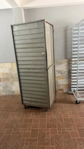 armário de crescimento / esqueleto fechado com porta para assadeiras de padaria