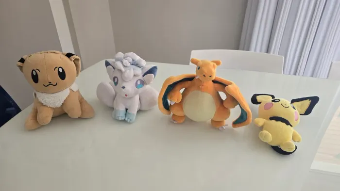 4 bonecos pelúcia Pokemon