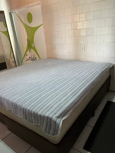 Geladeira, fogão e cama