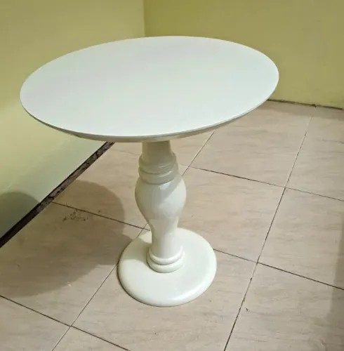 Mesa lateral redonda em estilo clássico, na cor branca