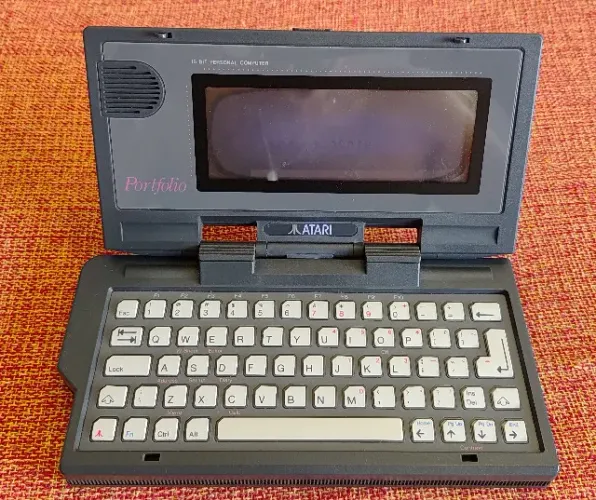 Computador Atari Portfolio HPC-004, 128KB Ram ( PC Folio ) - OK / Tela Escurecida