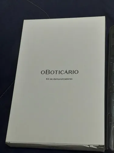 Vendo estojo com 28 amostras femininas O Boticário