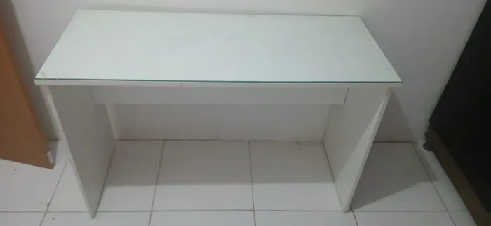 Mesa toda branca com vidro ideal para quarto, ateliê de beleza e etc..