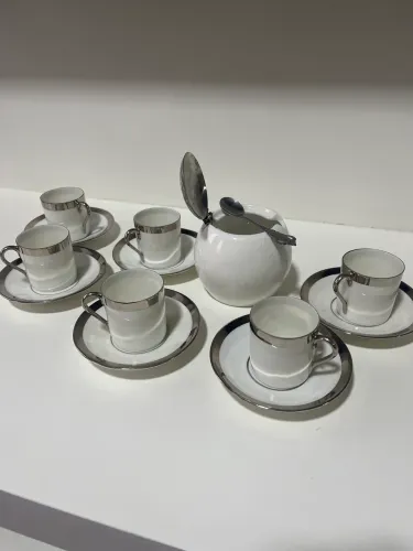 Lindo joguinho de porcelana com detalhes prata
