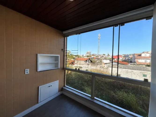Apartamento com sacada 2 dormitórios em Coqueiros