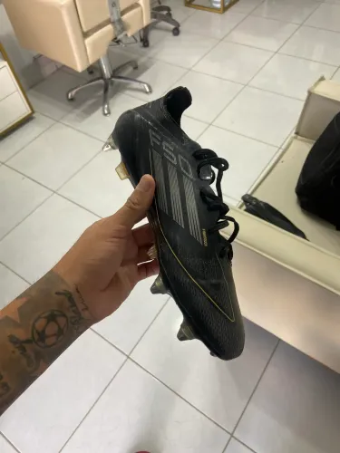 Chuteira trava mista F50 pra vender rápido usada 2 vezes