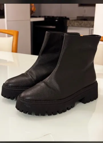 Bota preta cano médio tratorada zíper - Arezzo