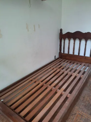 Cama de solteiro de madeira