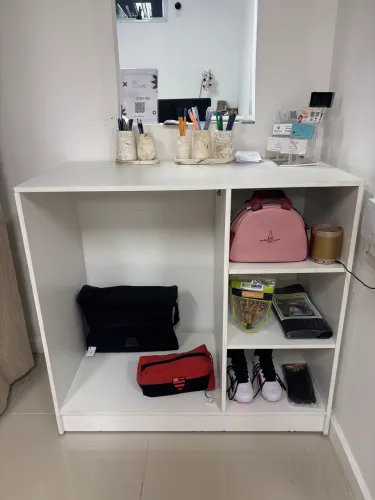 Balcão Expositor Branco com Nichos - Ideal para Loja ou Atendimento