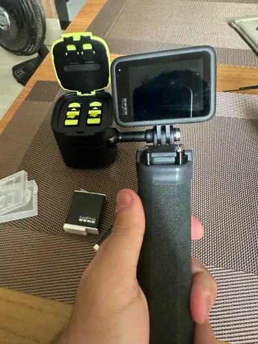 GoPro 11 Black com 2 baterias originais, + 2 baterias TELESIN com estação de carregamento