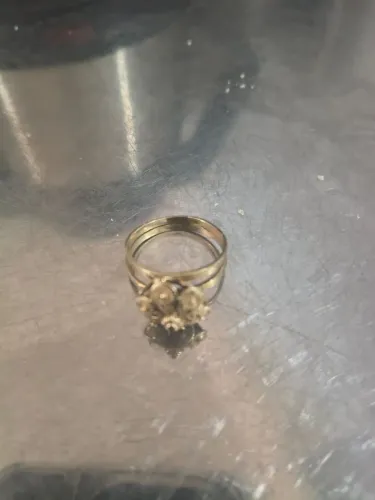 Vende-se esse Anel de Ouro 18k.Vendo a peça