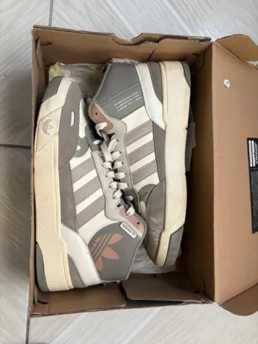 Tênis Adidas muito novo