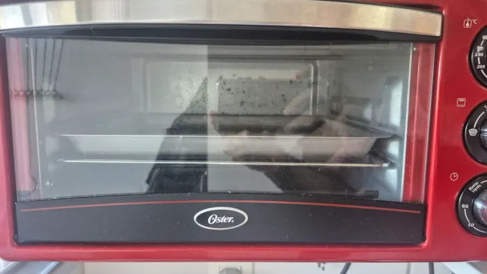 Forno Elétrico Oster Compact vermelho escuro e preto 110V - 15L Grill