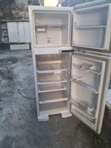 Vendo geladeira frost free dúplex gelando muito bem nunca foi pra conserto cuida perde nao