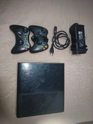 Vendo xbox 360 com dois controles um paralelo com 14 jogos em ótimo estado travado