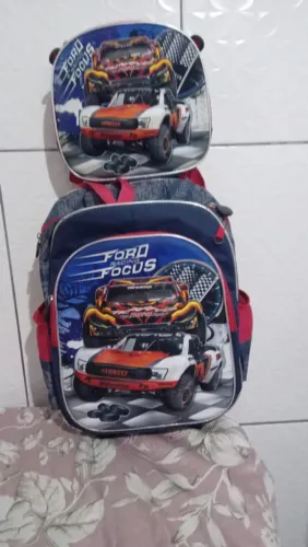 Vendo mochila com rodinha infantil vem com lancheira e estojo